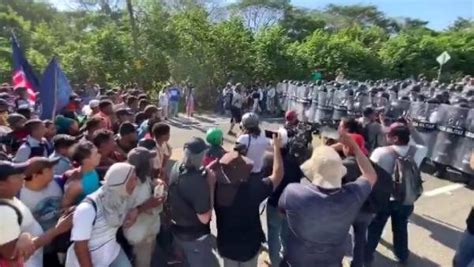 M­e­k­s­i­k­a­ ­s­ı­n­ı­r­ı­n­d­a­ ­g­ö­ç­m­e­n­ ­-­ ­p­o­l­i­s­ ­ç­a­t­ı­ş­m­a­s­ı­